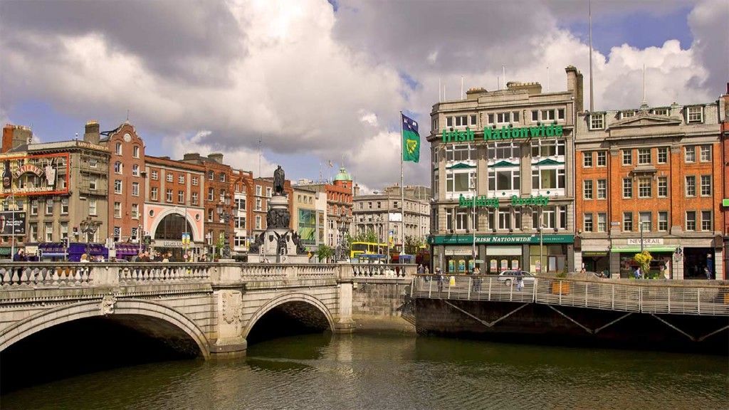 O'Connell bridge en el centro de Dublín y el río Liffey